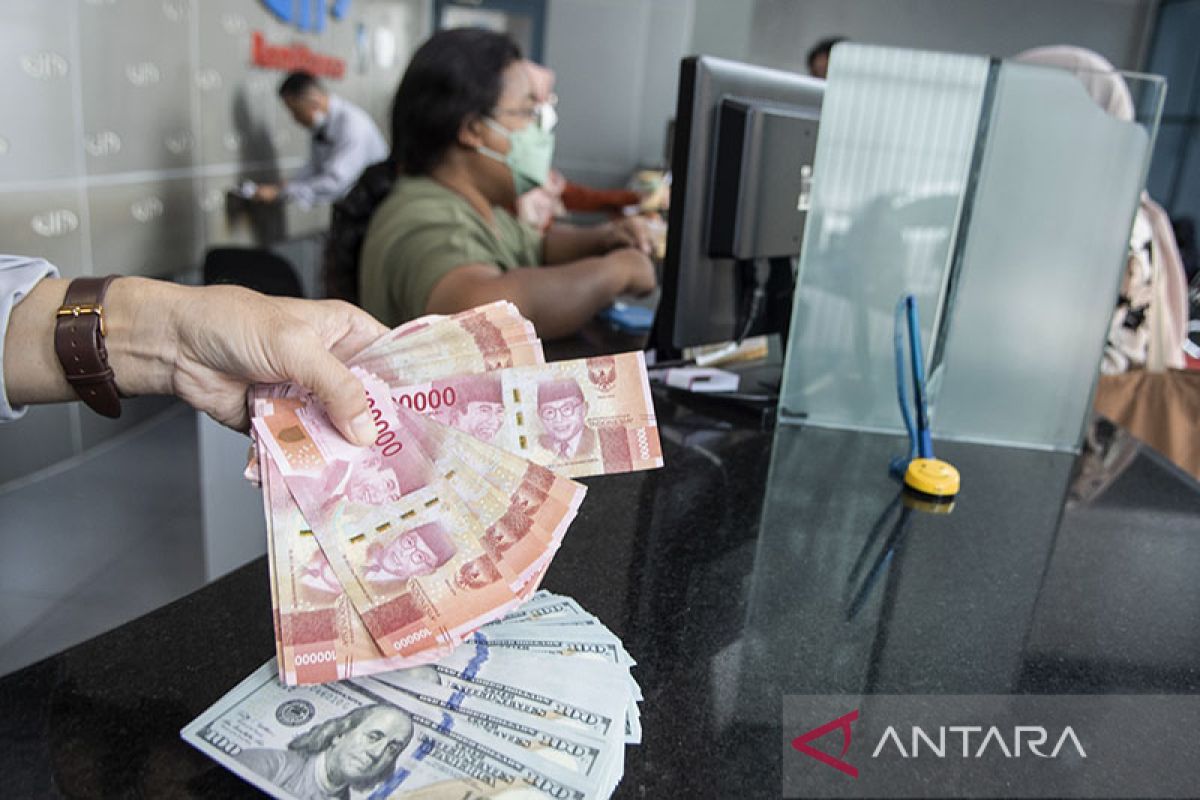 Rupiah Melemah 3 Poin ke Rp17.614 per Dolar AS, Dipicu Ekspektasi Kenaikan Suku Bunga The Fed