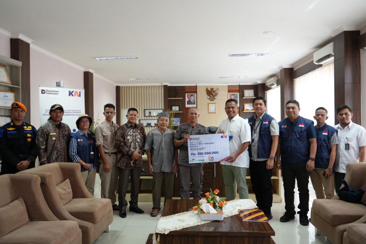 KAI Divre II Sumbar Salurkan Hampir Rp300 Juta Dana TJSL pada Semester I 2026, Bantuan Renovasi Masjid di Padang