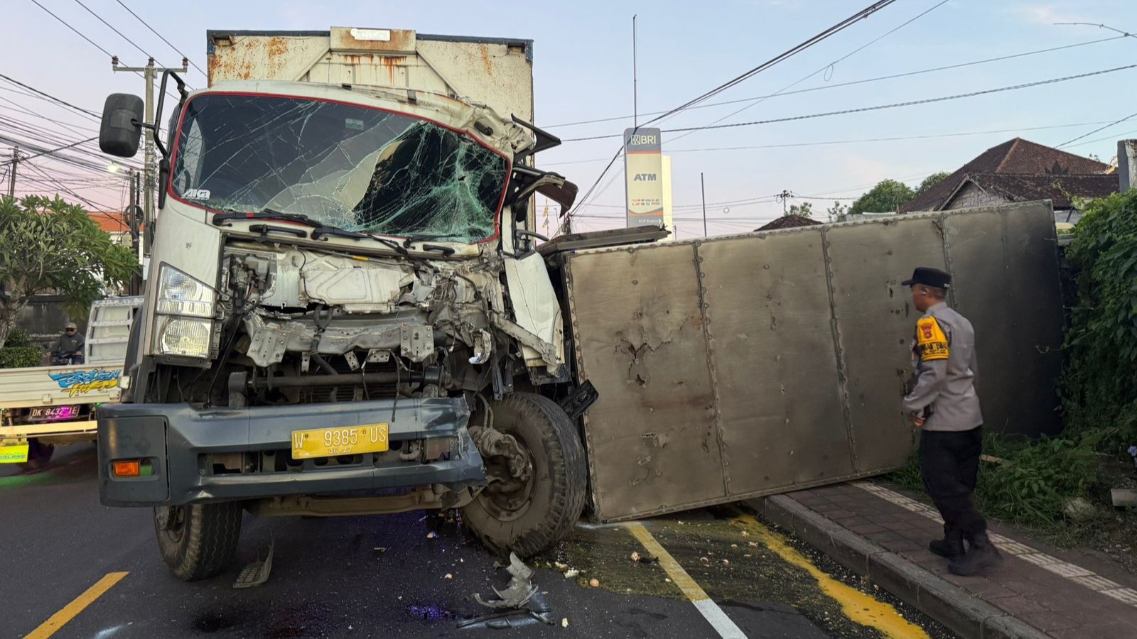 Truk Trailer Tabrak Truk Boks di Depan BRI Bajera Tabanan, Satu Orang Luka-Luka dan Kerugian Capai Rp 30 Juta