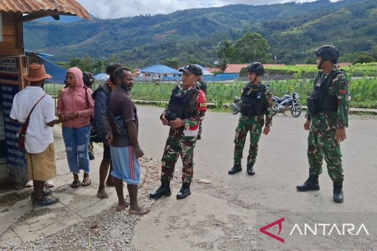Satgas Yonif 511 di Tolikara Terapkan Metode 3S: Senyum, Sapa, dan Salam saat Komsos dengan Warga