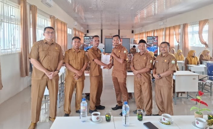 Kasi Cabdisdik Aceh Timur Antar Tugas Kepala SMKN 1 Julok yang Baru, T Zikrillah Resmi Jabat Definitif