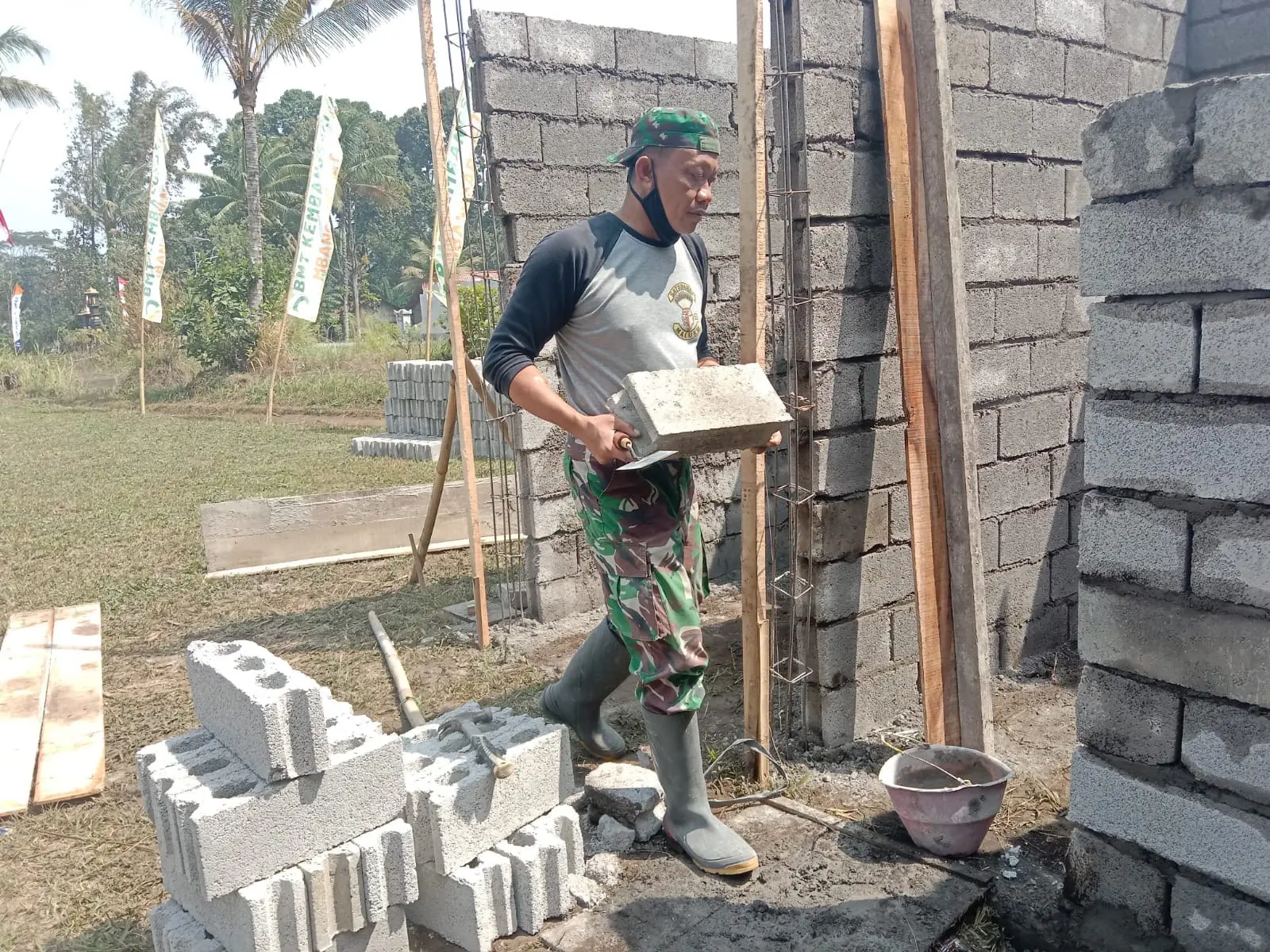 Satgas TMMD Kodim 0714/Salatiga Pasang Keramik MCK di Sumsel, Targetkan Fasilitas Sanitasi Layak untuk Warga