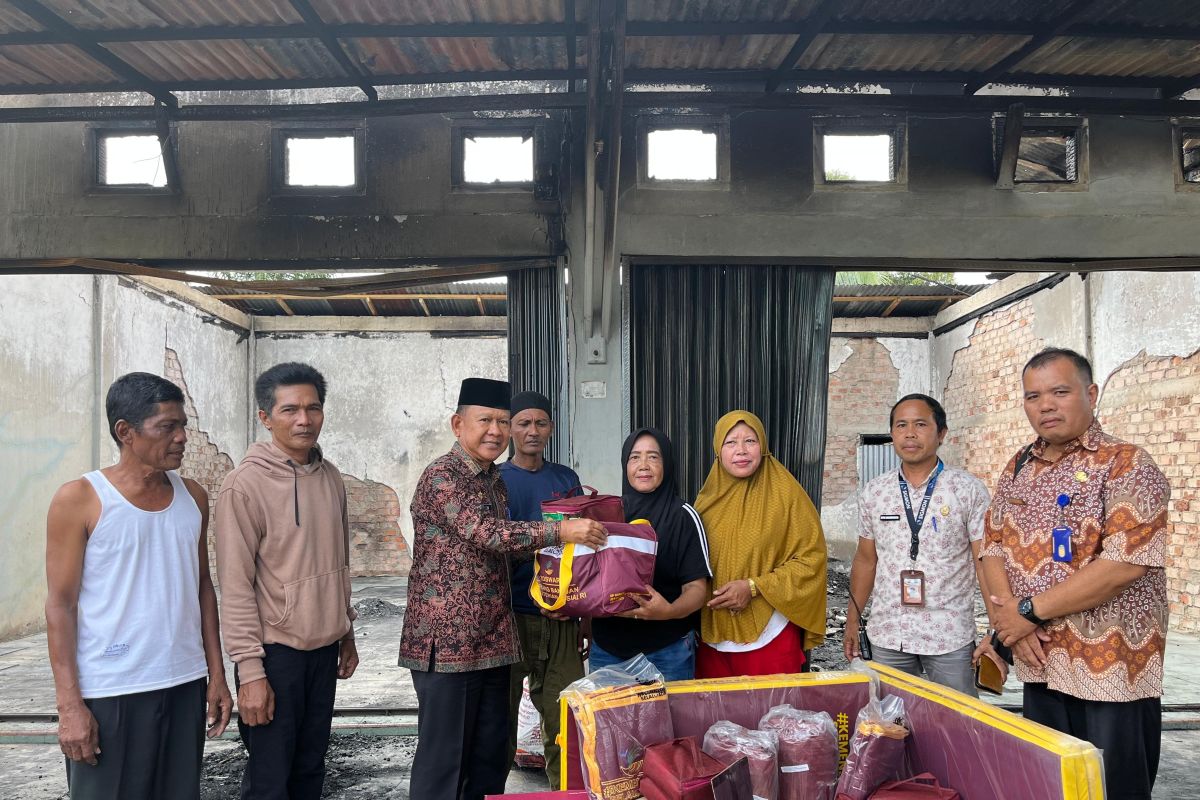 Musibah Kebakaran di Bengkel Sungai Piul Merangin, 14 Mobil dan 7 Motor Ludes, Wabup Serahkan Bantuan