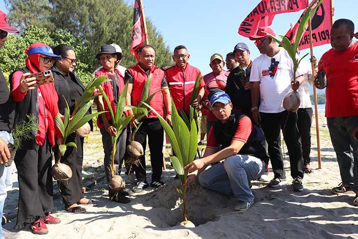 DPC PDIP Kota Jayapura Gelar Aksi Bersih Pantai dan Tanam Pohon di Holtekamp, Tekankan Gotong Royong dan Lingkungan