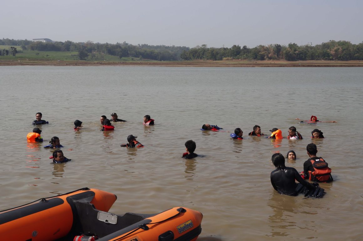 PMI Kota Surakarta Latih 19 Unit Relawan Water Rescue dan Navigasi Darat di Waduk Karanganyar
