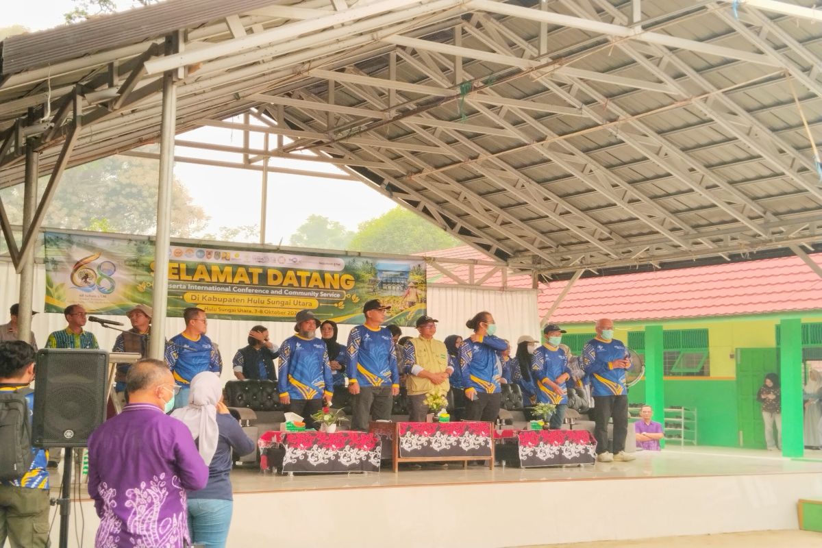 Siswa SMAN 1 Sungai Pandan HSU Belajar Tata Kelola Air Polder Alabio dari Tim Peneliti Belanda