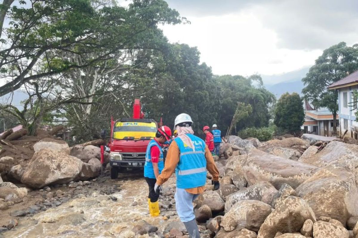 PLN UP3 Solok Bergerak Cepat Pulihkan Listrik Pascagalodo di Arosuka, Tim Susuri Jaringan Terdampak Lumpur