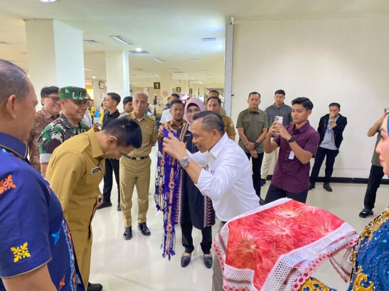 Bupati Konawe Yusran Akbar Sambut Wamendagri dengan Pengalungan Tenun Tolaki di Bandara Halu Oleo, Siap Gelar Temu Karya Nasional