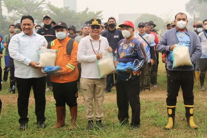 Gubernur Kalteng Agustiar Sabran Serahkan Bantuan Pangan ke 324 Relawan Karhutla, Jaminan Sosial Disiapkan