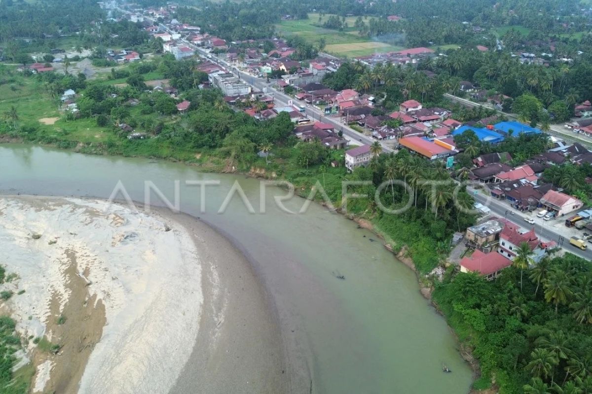 Erosi Batang Anai di Padang Pariaman Kian Mengancam Jalan Nasional Padang-Bukittinggi, Warga Minta Penanganan Segera