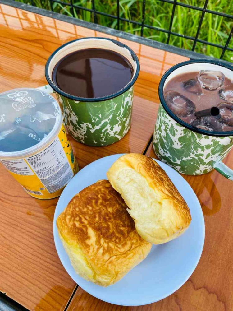 Bukan Sekadar Kafe Estetik, Es Coklat Celup Pinggir Rel di Perbatasan Sleman-Klaten Ini Ramai Pengunjung Setiap Sore