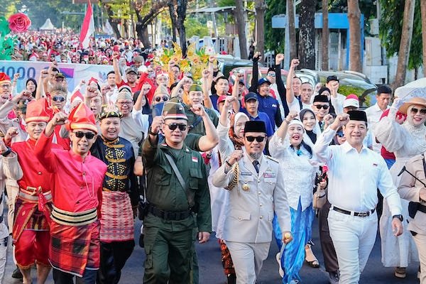 Gubernur Sulsel Andi Sudirman Sulaiman Pimpin Kirab Kemerdekaan di Makassar, Ribuan Warga Padati Jalan Jenderal Sudirman