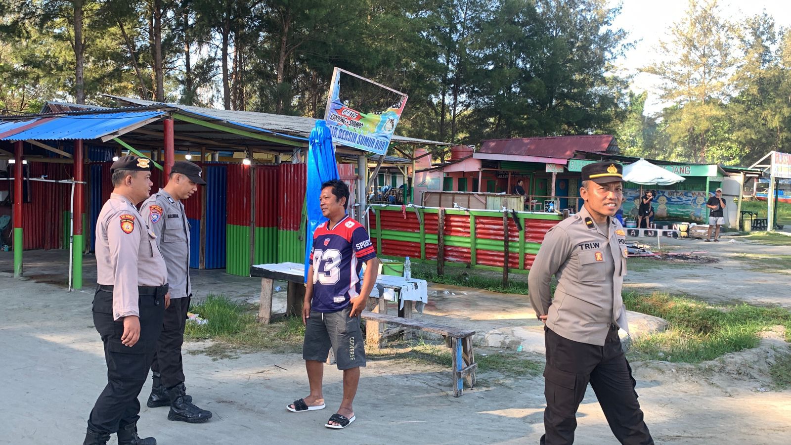 Personel Polresta Bengkulu Patroli di Pantai Zakat, Ingatkan Pengunjung soal Keamanan Barang Berharga