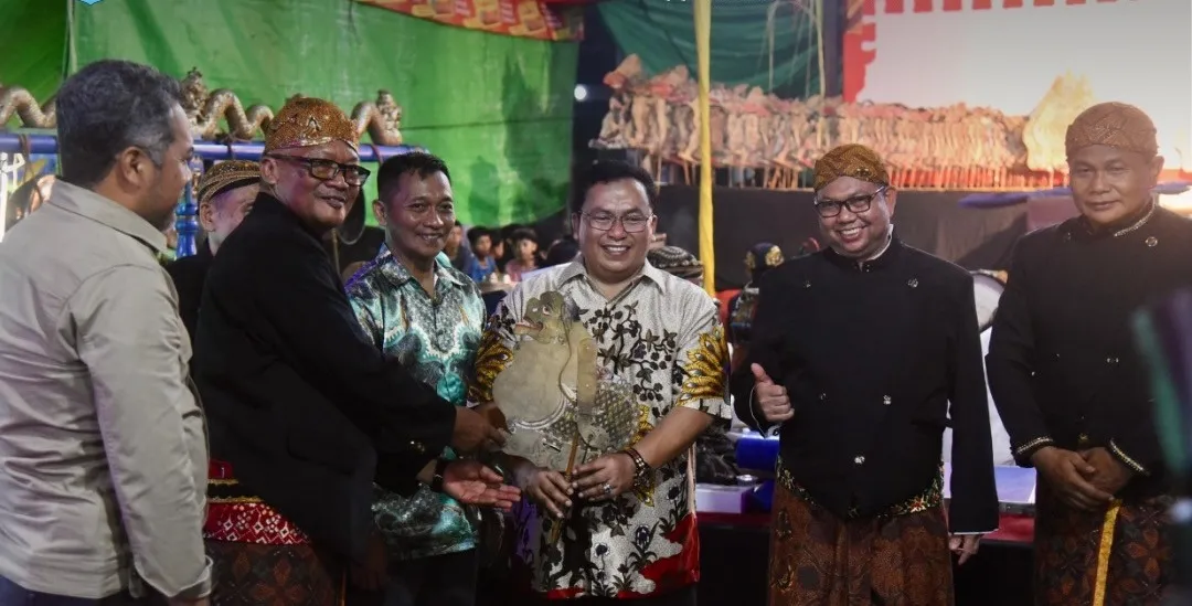 Ratusan Warga Jawa Se-Kalbar Padati Wayang Kulit Semalam Suntuk di Kubu Raya, Dalang Perempuan Tampil Memukau