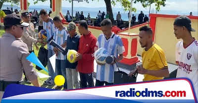 Kapolda Maluku Serahkan Peralatan Olahraga ke Pemuda Leihitu, Momentum Jauhi Perilaku Negatif