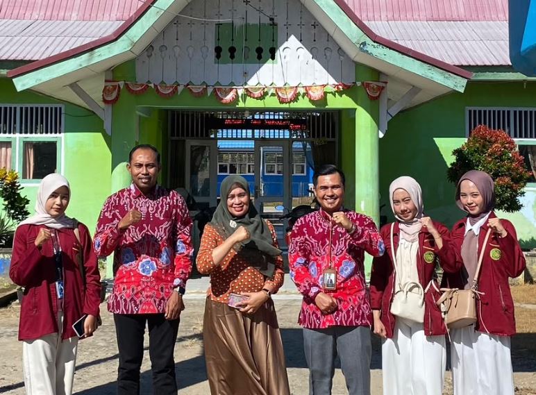 Guru SMP Negeri 9 Lebong Dilatih Manfaatkan AI untuk Susun Bahan Ajar dan Soal, Tim Dosen UMB Jadi Fasilitator