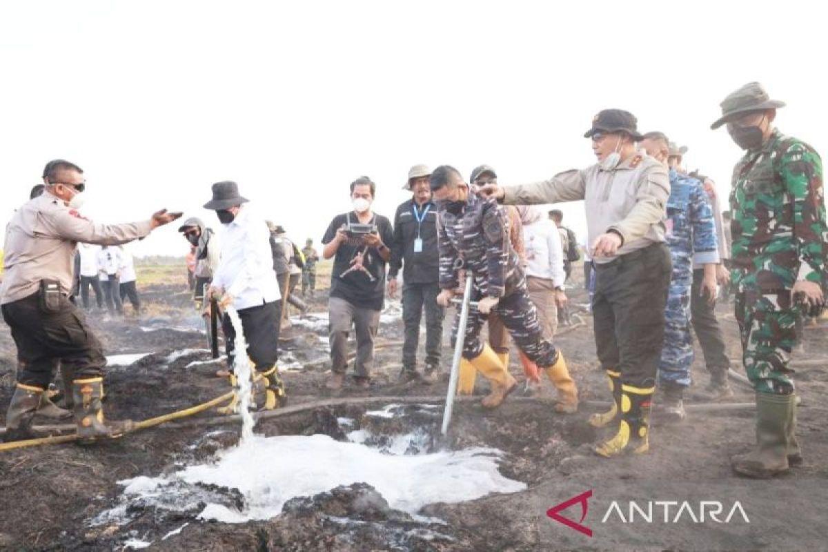 Polda Kalsel Suntik Gambut dengan Cairan Surfaktan Nabati di Banjarbaru, Suhu 120 Derajat Turun ke 30 dalam Satu Menit