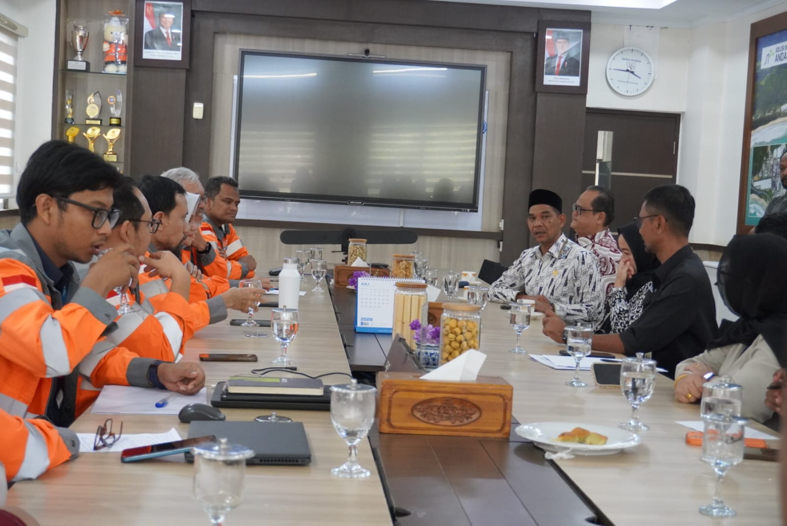 Senator Aceh Azhari Cage Desak PT SBA Usut Distributor Semen, Harga di Lapangan Tembus Rp 120 Ribu per Sak