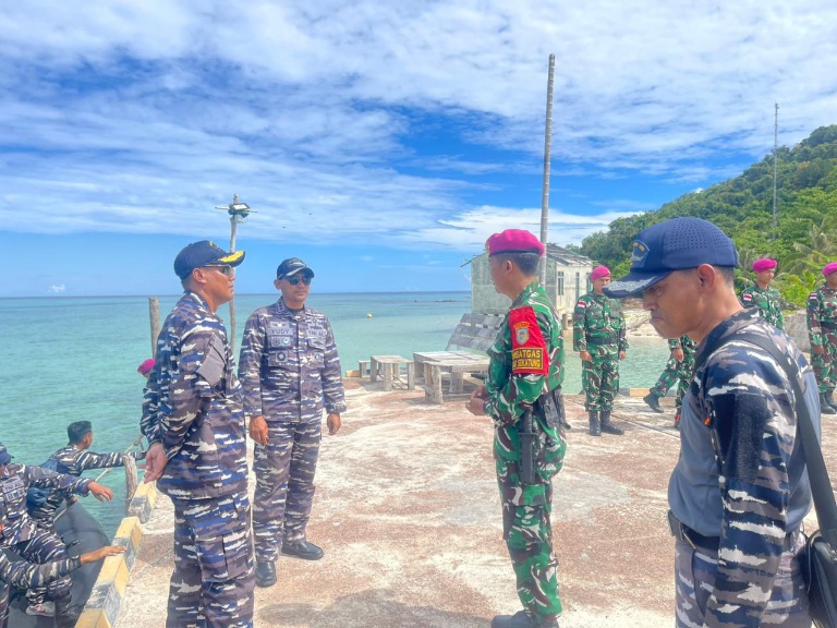 KRI John Lie-358 Sambangi Pos TNI AL di Pulau Sekatung dan Pulau Laut, Natuna, Perkuat Pengamanan Perbatasan