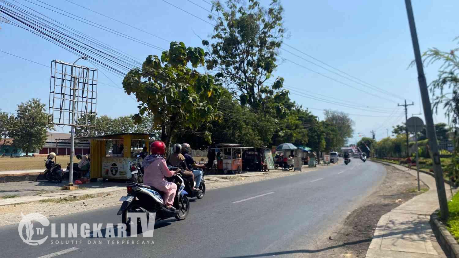 Dinas Perdagangan Kudus Bagikan Celemek dan Sarung Tangan ke 51 PKL Lapangan Rendeng Jelang Srikandi Merdeka Cup