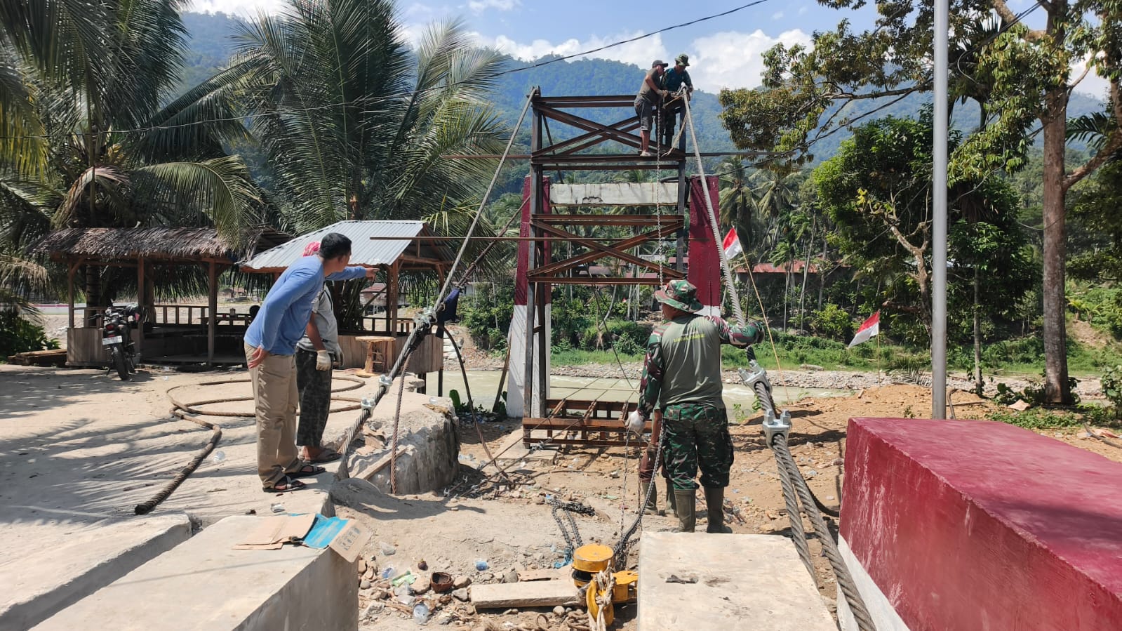 Dandim 0108/Aceh Tenggara Tinjau Pemasangan Tali Sling Jembatan Gantung di Desa Kuning Abadi, Target Percepatan Akses Pedalaman