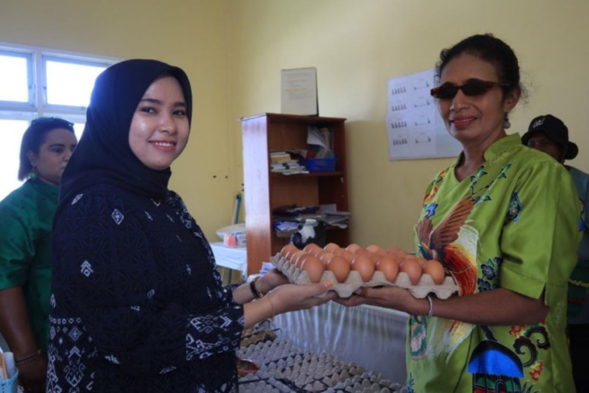 Pemkab Jayapura Salurkan 150 Rak Telur Ayam Lokal untuk Percepatan Penanganan Stunting di Distrik Waibu