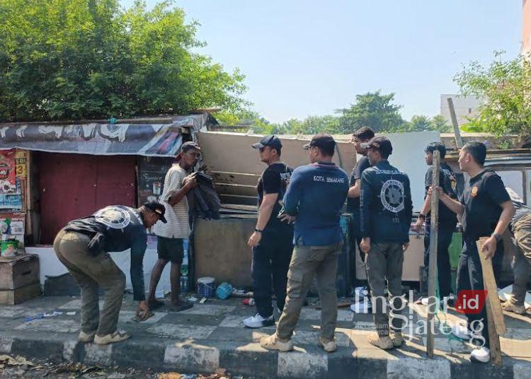 Satpol PP Semarang Tertibkan Empat Lapak Barang Rosok di Pintu Masuk Kota Lama, Kawasan Akan Disterilkan