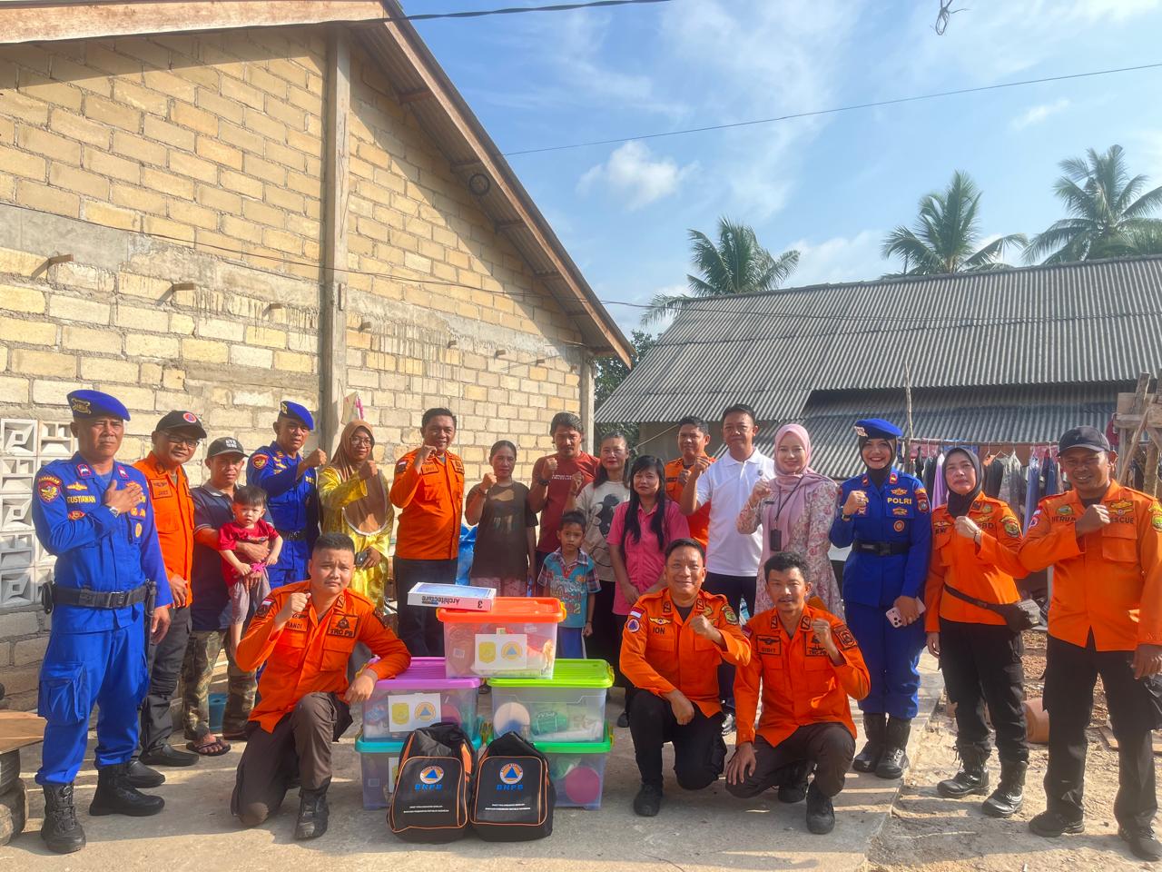 Satpolairud dan BPBD Tanjungpinang Salurkan Sembako untuk 7 Penumpang Pompong Terbalik di Kampung Bugis