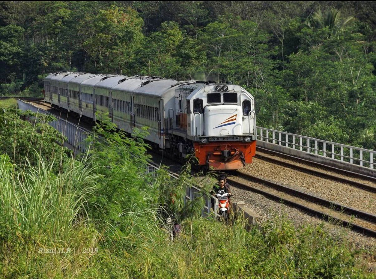 KAI Daop 2 Bandung Larang Keras Warga Berfoto di Jembatan Kereta Api, Risiko Kecelakaan Mengintai