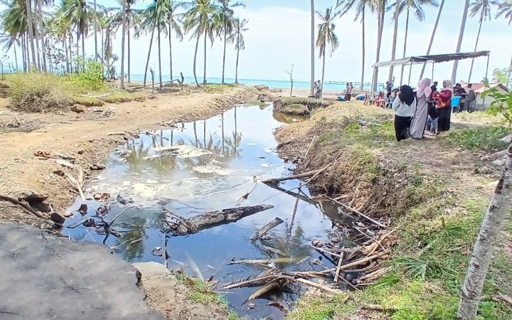 Banjir Rob Mengancam Matang Pasi Bireuen, Tiga Muara Baru Belum Ditimbun dan Abrasi Terus Menggerus Pantai