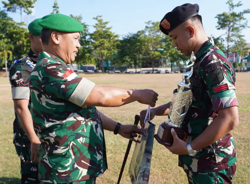 Pangdam XIII/Merdeka Serahkan Hadiah ke Pratu Muhammad Arif Hidayat Peraih Juara II Pencak Silat Militer TNI AD 2026