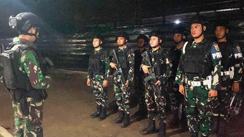 Patroli Gabungan TNI di Karang Endah Utara Muara Enim, Warga Diajak Aktifkan Kembali Siskamling