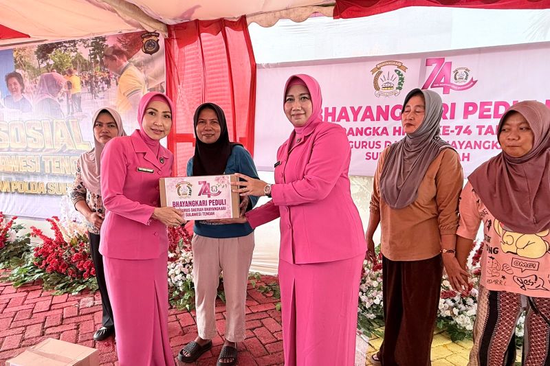 Bhayangkari Sulteng Salurkan 100 Paket Sembako untuk Warga Desa Bente Morowali