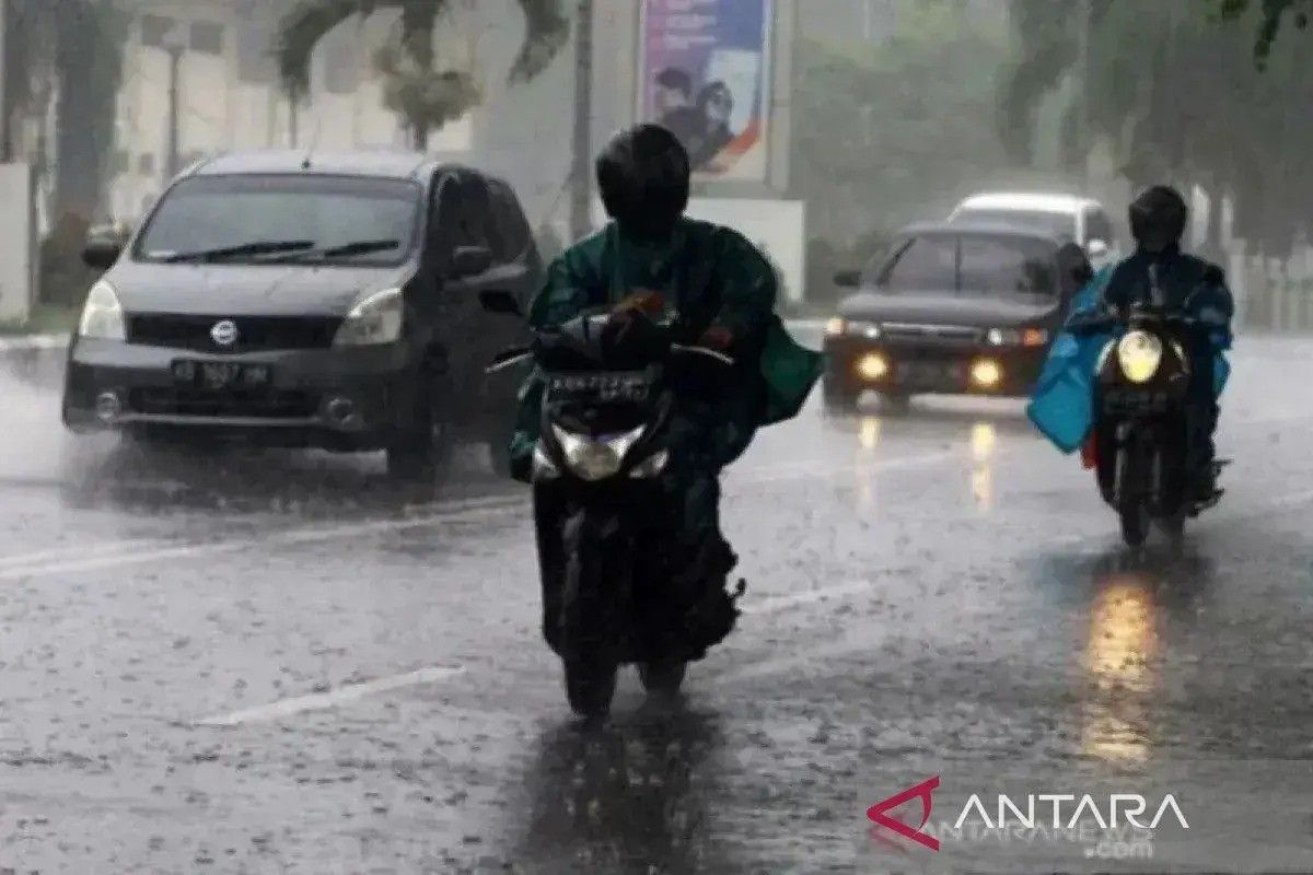 BMKG Peringatkan Hujan Lebat Disertai Petir di Medan dan Padang, 17 Kota Besar Hanya Hujan Ringan