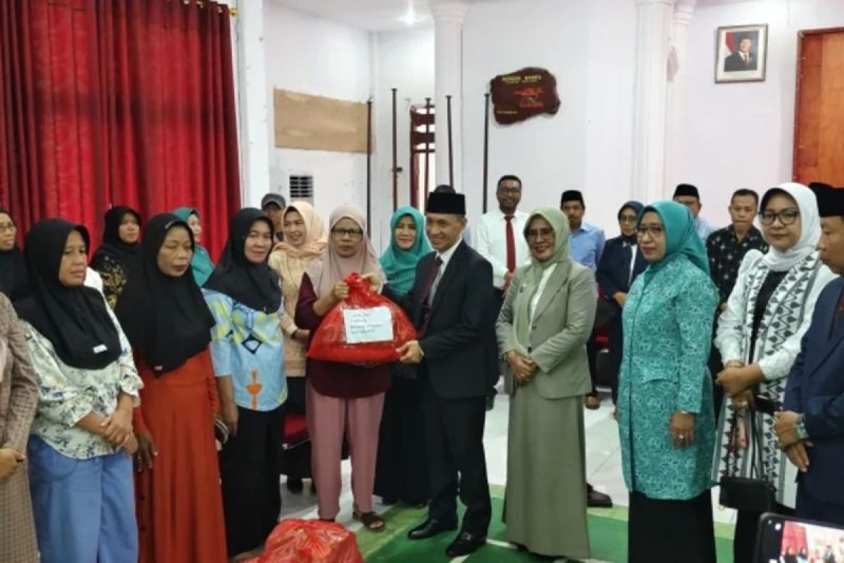 Pemkab Wakatobi Salurkan 200 Paket Sembako untuk 30 Veteran dan 170 Warga Kurang Mampu di Pulau Wangi-Wangi dan Kapota