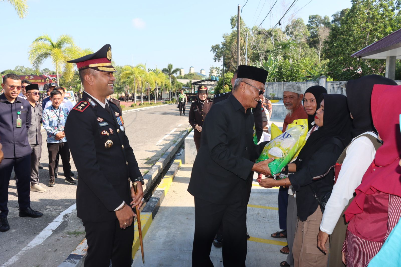 Polres Bangka Barat Bagikan 500 Kg Beras SPHP ke 100 Warga dalam Rangka Hari Bhayangkara ke-80