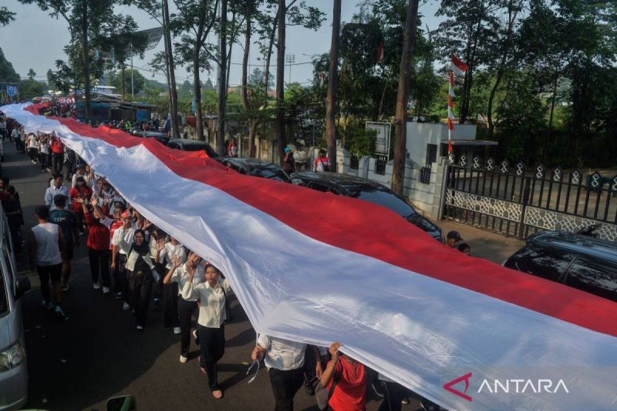 Ribuan Pemuda Kirab Bendera 81 Meter di Kota Tangerang, Gubernur Banten: Isi Kemerdekaan dengan Hal Positif