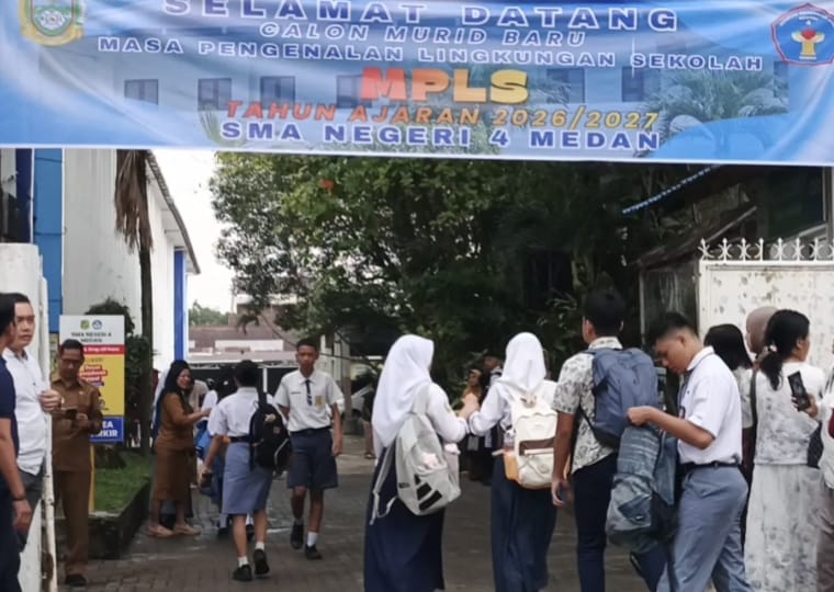 418 Siswa Baru SMAN 4 Medan Terpaksa Berseragam SMP di Hari Pertama MPLS, Orang Tua Curiga Ada Monopoli Konveksi