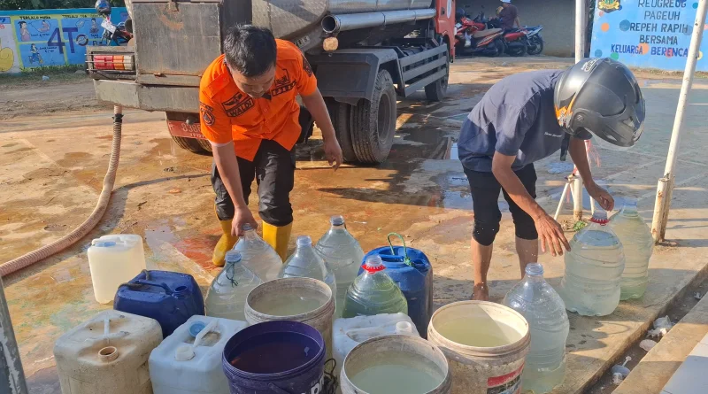Kemarau di Sukabumi Keringkan Sumur 218 KK di Kampung Babakansari, Warga Antre Air Bersih Bantuan BPBD