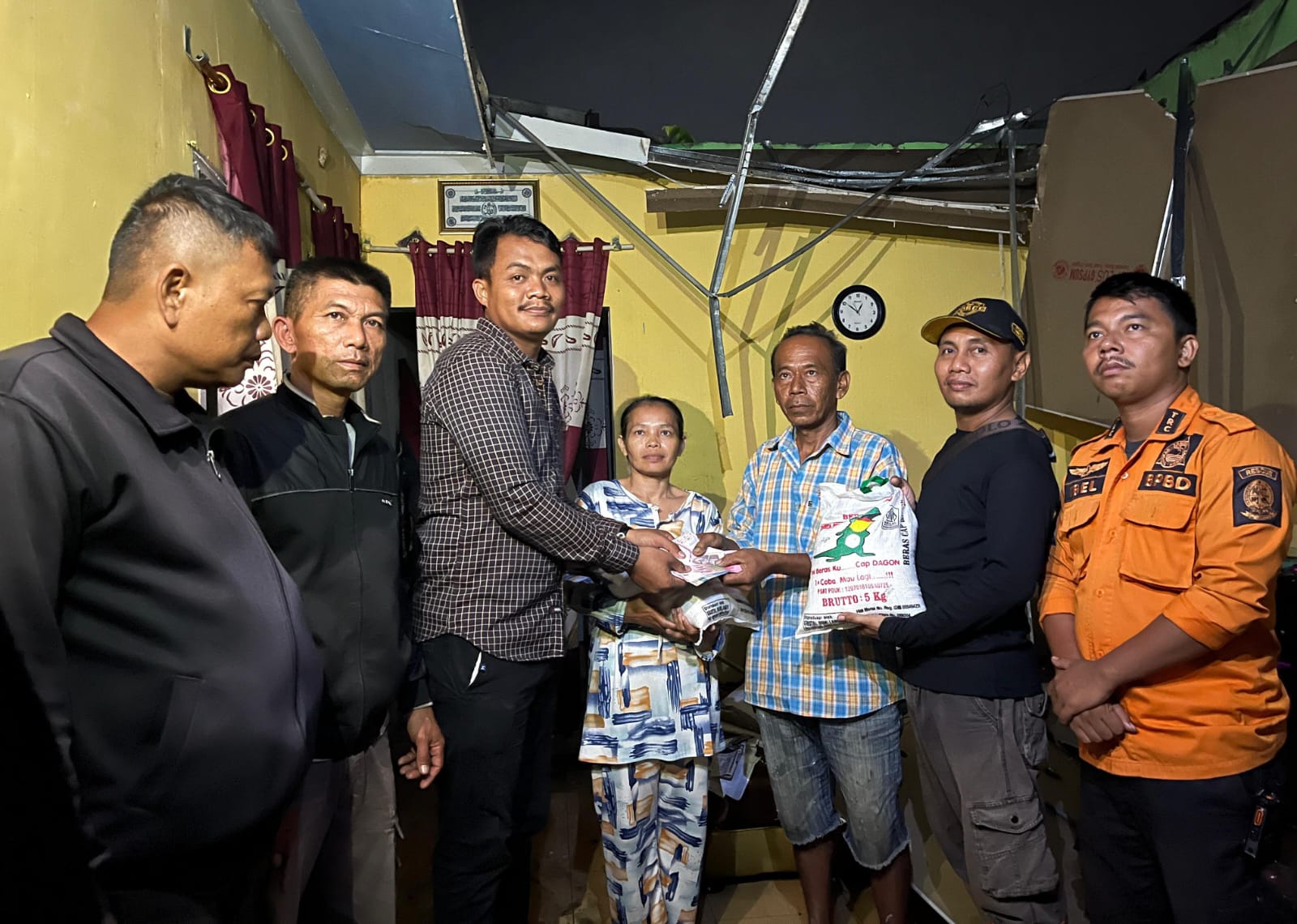Rumah Warga di Percut Sei Tuan Ambruk Diterjang Puting Beliung, Kades Sambirejo Timur Salurkan Bantuan Beras dan Uang
