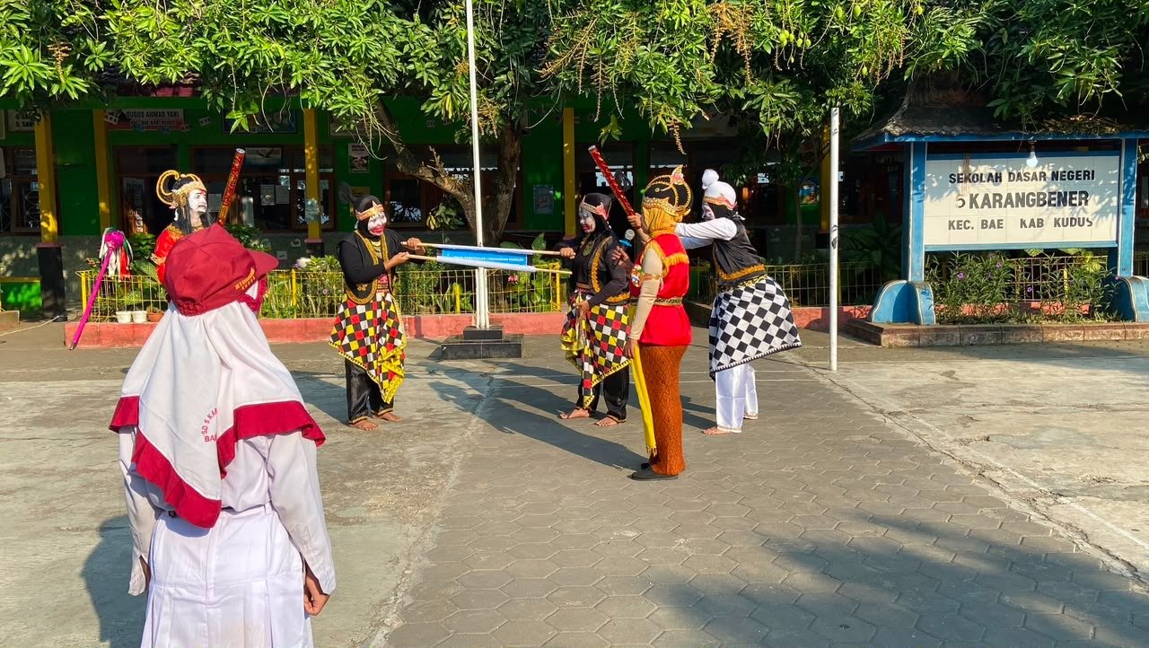 Hari Pertama MPLS di SD 5 Karangbener Kudus, Guru Berdandan Punokawan Bikin Murid Baru Terpingkal-pingkal