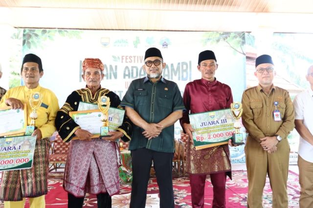 Pemprov Jambi Beri Penghargaan Tiga Pengelola Hutan Adat Terbaik, Targetkan 1,4 Juta Hektar Hutan Lestari