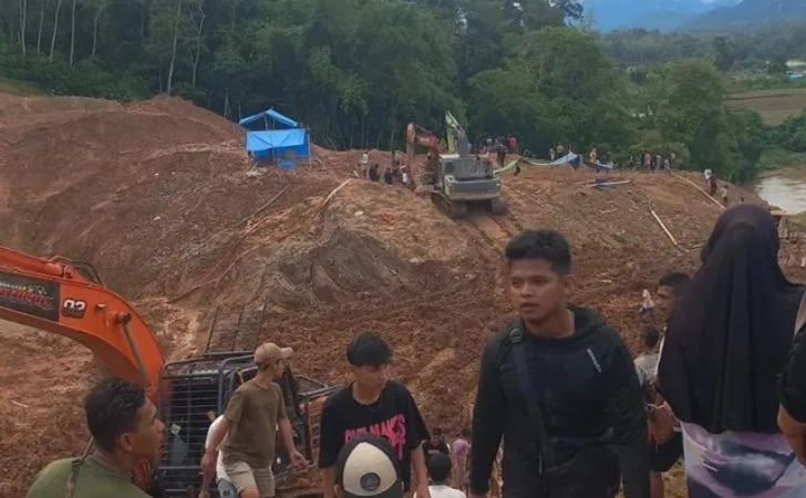 Longsor di Sijunjung Timbun 12 Penambang Emas Ilegal, 9 Orang Ditemukan Tewas