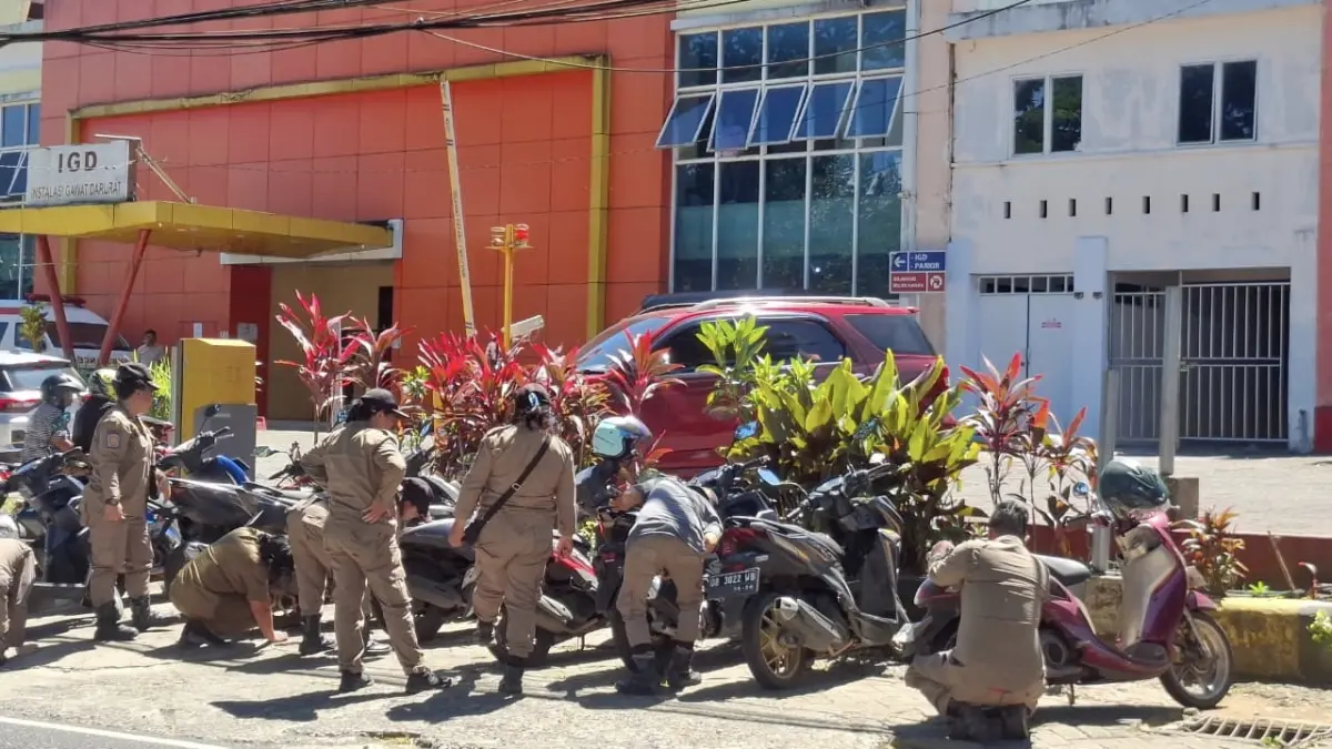 Parkir Sembarangan di Depan RSUD Walanda Maramis, Ban Kendaraan Digembosi Petugas Satpol PP Minut