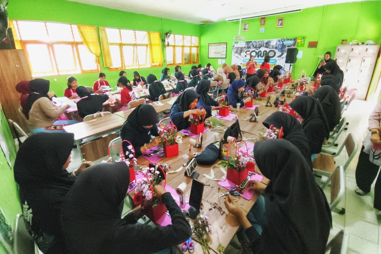 Yamaha Gelar Pelatihan Merangkai Bunga dan Dekorasi Kue di SMKN 1 Tenggarong, Dorong Ekonomi Kreatif Pelajar