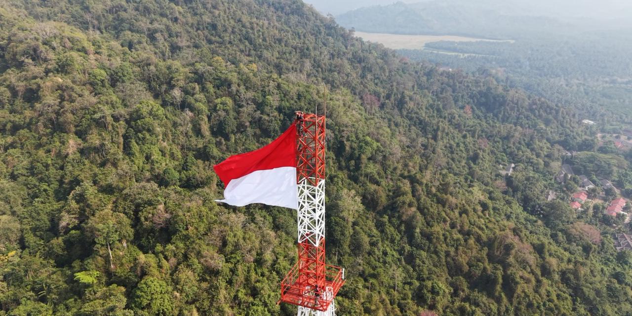 Prajurit Brigif 4 Marinir/BS Kibarkan Merah Putih di Puncak Menara Telkomsel Setinggi 74 Meter di Pesawaran