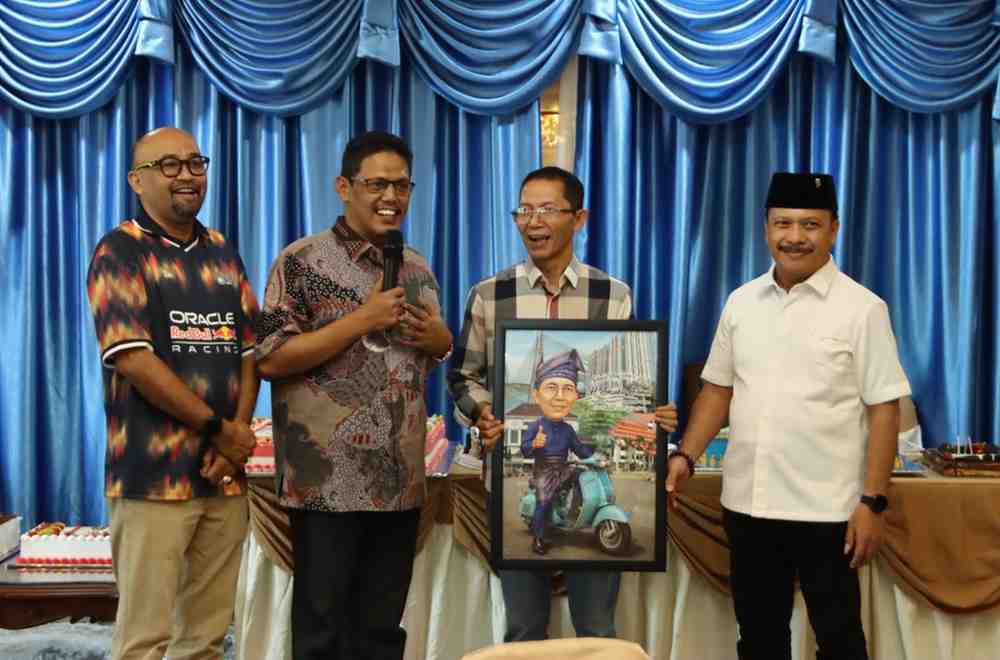 Pimpinan DPRD Batam Kompak Hadiri Milad ke-58 Wali Kota Amsakar Achmad, Serahkan Karikatur Vespa Klasik