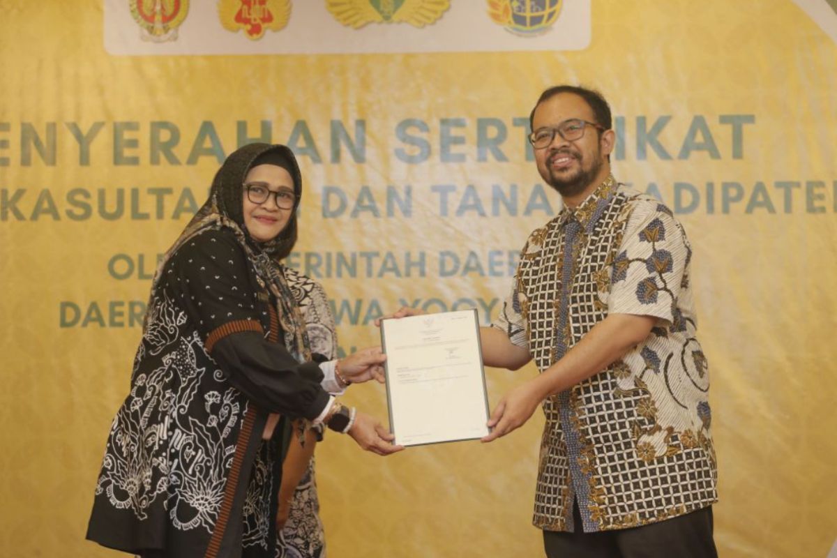 Pemda DIY Serahkan 2.000 Sertipikat Tanah Kasultanan dan Kadipaten, Sekda Sebut Fondasi Kepastian Hukum