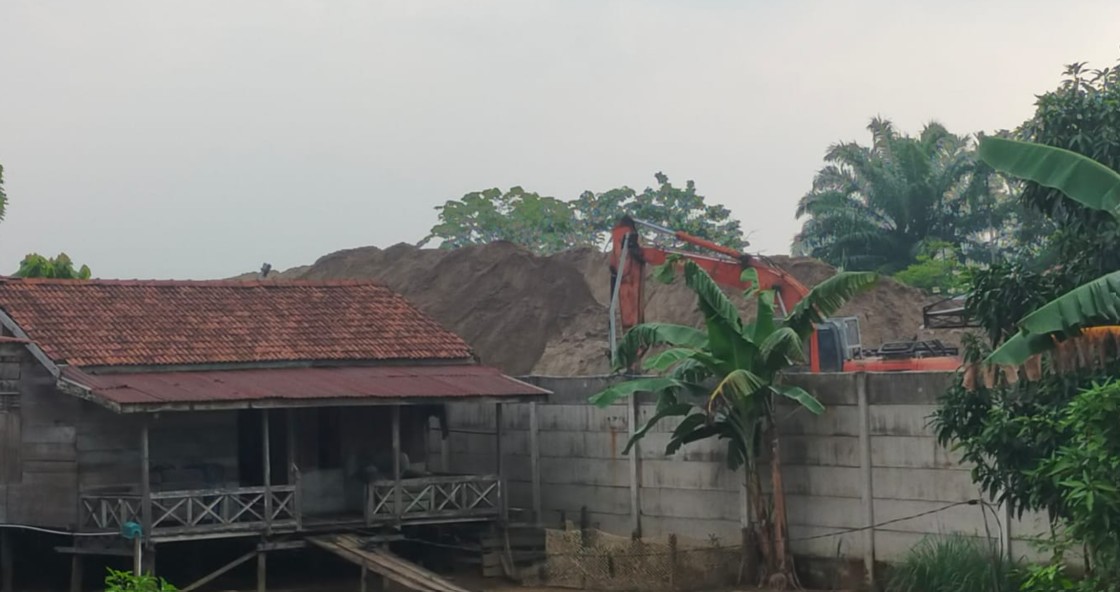 DLH Provinsi Jambi Lempar Kewenangan ke Pemkab Muaro Jambi, Warga Penyengat Olak Keluhkan Rumah Retak Akibat Stokpile Pasir