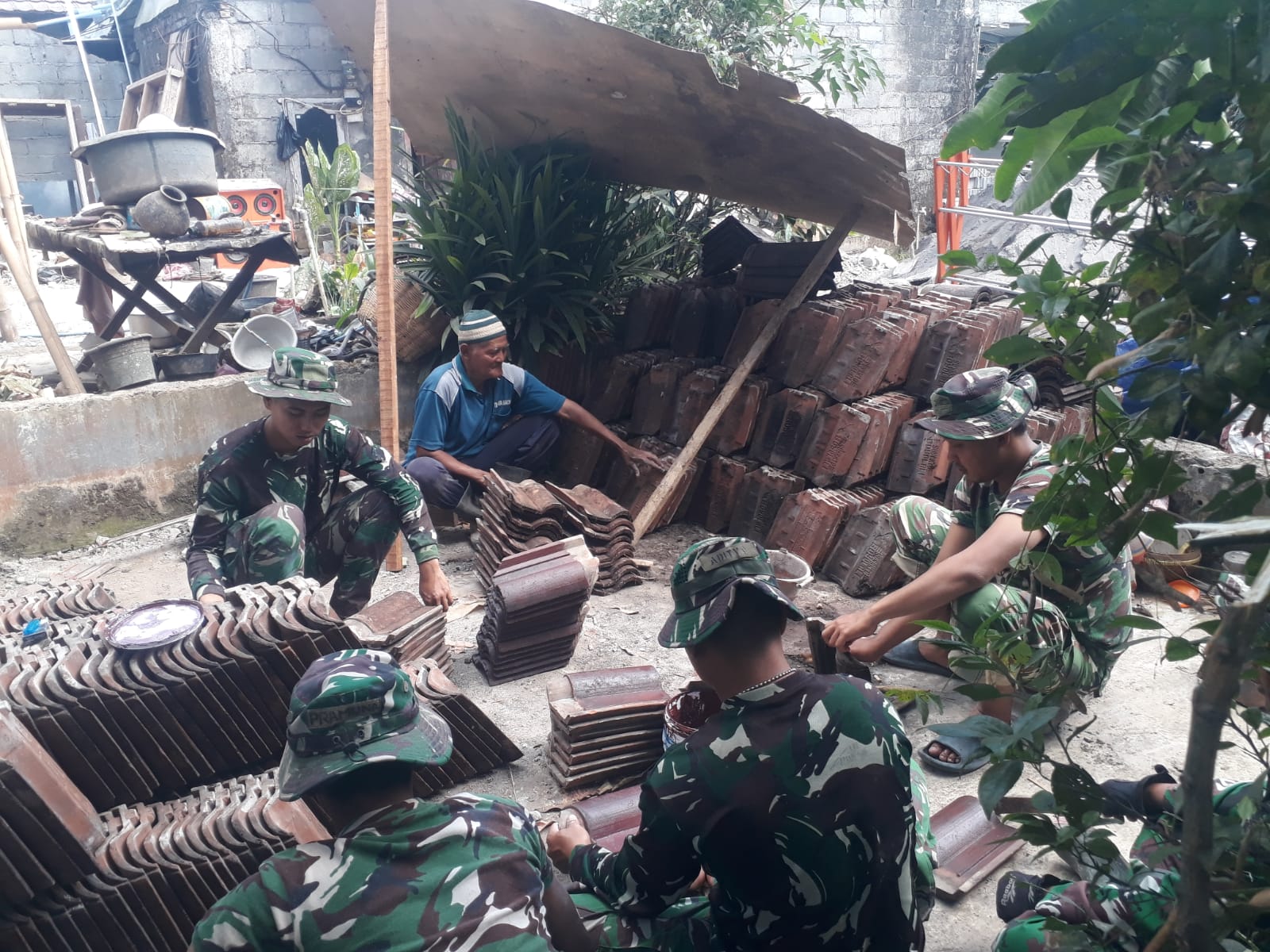 Gotong Royong Pengecatan Genteng Rumah Ibu Sri Wudyatun di Tengaran Semarang, Persiapan Sebelum Pasang Atap